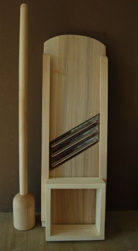 MS-Steinzeug Krauthobel 55 x 18 cm + gratis Krautstampfer | Gemüsehobel aus Holz | 3 scharfe Klingen aus rostfreiem Edelstahl | Für alle Kraut- und Gemüsesorten | In Handarbeit gefertigt