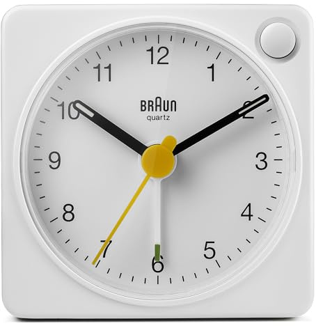 Braun Klassischer analoger Reisewecker mit Schlummerfunktion und Licht, kompakte Größe, ruhiges Quarzuhrwerk, Crescendo-Alarm, weißes Modell BC02XW