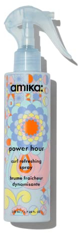 amika Power Hour Curl Refresh Spray 200 ml | Lockenspray für welliges, lockiges & krauses Haar | Stylingspray für definierte Locken I Spendet Feuchtigkeit | Anti-Frizz & Glanz | vegan
