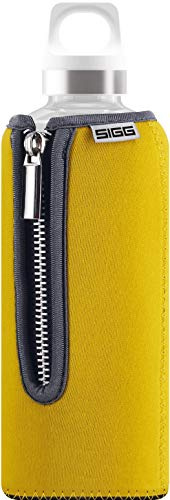 SIGG Stella Trinkflasche (0.5 L), schadstofffreie und auslaufsichere Trinkflasche, moderne Trinkflasche aus Glas mit Neoprenüberzug