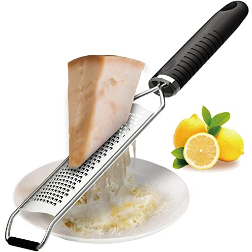 Käsereibe Zitronenreibe Zester Reibe Fein Parmesanreibe Handreibe Rasiermesserscharfe Premium Edelstahl Reibeoberfläche -Spülmaschinengeeignet inkl. Schutzabdeckung &TPR Griff, für Hartkäse, Zitrus