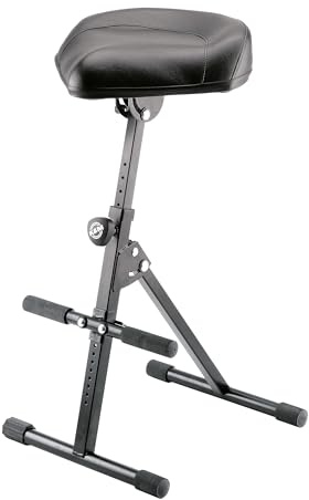 K&M 14045 Stehhilfe Schwarz - Stahl, Kunstleder - zusammenlegbarer Stehsitz für Musiker - großer Sitz und Fußablage