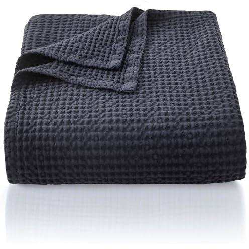CHUFFED 100% Baumwolle Decke 150 x 200 cm, Weiche und Atmungsaktive Tagesdecke, Waffelmuster Leichte Decke als Sofadecke Couchdecke, Weich Kuschelige Wohndecke Wohnzimmer, Sofa Couch Anthrazit