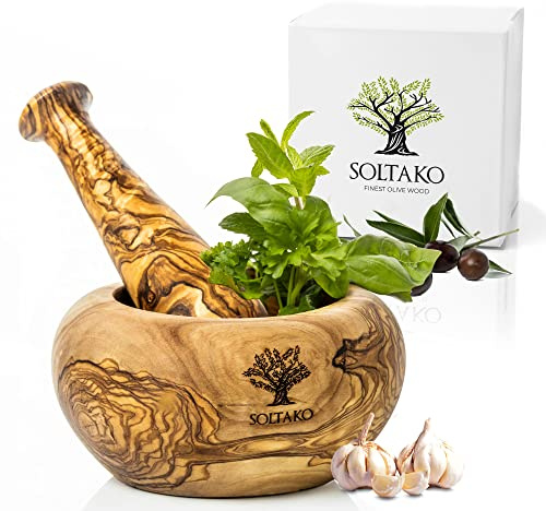 SOLTAKO Premium Mörser mit Stößel aus massivem Olivenholz - Ø 14 cm | Einzigartiges Unikat mit edler Maserung aus einem Stück Holz gefertigt - naturbelassener und nachhaltiger Mörser und Stößel