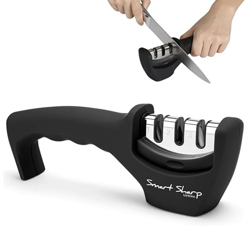 Messerschärfer - Smart Sharp von Lantana. Die erste Wahl zum Schärfen von Küchenmessern. Moderne, manuelle Funktionsweise mit 3 Stufen für professionelle Ergebnisse - Keramikstein, Wolframcarbid-Teller, Diamant-Schleifstein. Ergonomisch geformt mit edlem Finish in Schwarz und Chrom. Von Küchenchefs weltweit genutzt - Schärfen Sie jetzt Ihre stumpfen Messer!