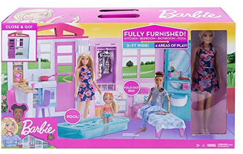 Barbie FXG55 - Ferienhaus mit Puppe, Möbeln und Pool, portables Puppenhaus ca. 46 cm hoch mit Tragegriff, Puppenzubehör Spielzeug ab 3 Jahren