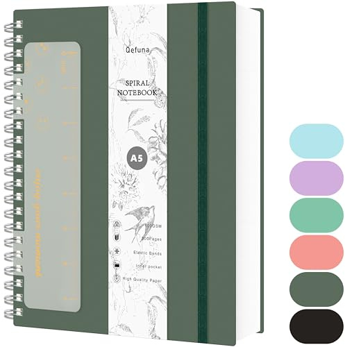 Qefuna Notizbuch A5 Liniert, 300Seiten Spiralnotizbuch, 100g/M² Tintenfestes Papier, PVC-Hardcover,mit Lineal, Erweiterbare Taschen, Elastische Bänd, für Frauen, Männer,14.5 * 21cm -Dunkelgrün