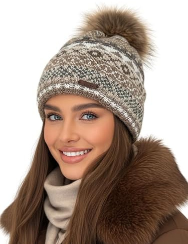 Baesics Bommelmütze Damen Herren Creme - Wintermütze mit Muster aus Wollmix, Kunstfell-Bommel Tier-frei und Fleecefutter, elastisch von ca. 54-58 cm | Spaziergang Skiurlaub Wintermarkt