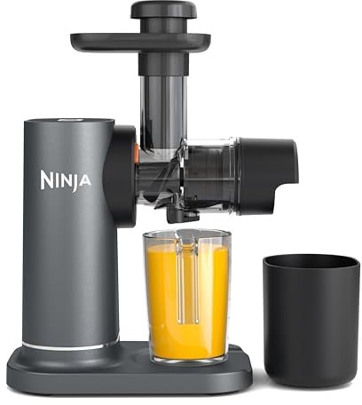 Ninja Kaltpresse-Entsafter Gemüse und Obst mit 700-ml-Becher & 1,1-L-Fruchtfleischbehälter, für frische Säfte, Drinks & Wellness-Shots, kompakt, spülmaschinenfest & abnehmbare Teile, Grau JC151EU