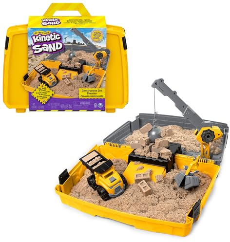 Kinetic Sand Baustellen Koffer - mit 907 g original kinetischem Sand aus Schweden, erfüllt alle gesetzlichen Anforderungen, mit Fahrzeug und Zubehör für Indoor-Sandspiel, für Kinder ab 3 Jahren