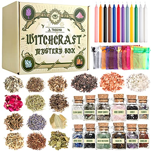 Tassika Hexenbastel-Starter-Set, Hexenzubehör für Wicca-Altar- 63 Stück Kristalle, getrocknete Kräuter, farbige Zauberkerzen, Charmtüten und Ritual Hexensalz für Zaubersprüche, Babyhexen