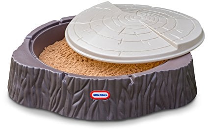 Little Tikes Woodland Sandkasten - Baumstamm-Design mit großem Spielbereich, 3 Sitzflächen und Deckel - für Kinder ab 24 Monate