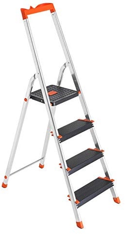 SONGMICS Leiter mit 4 Stufen, Aluleiter, 12 cm breite Stufen mit Riffelung, Anti-Rutsch-Füße, mit Handlauf, Werkzeugschale, bis 150 kg belastbar, schwarz-orange GLT04BK