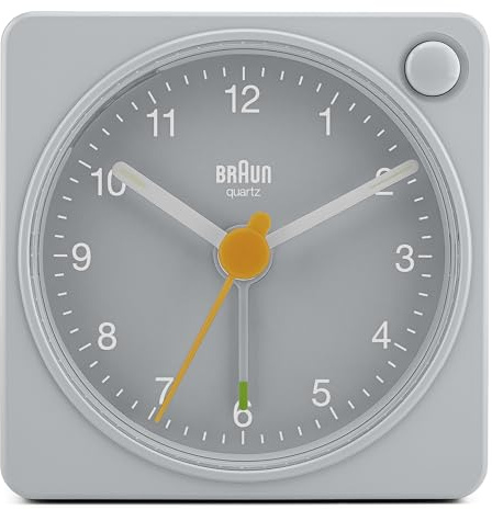 Braun Klassischer analoger Reisewecker in kompakter Größe mit Schlummerfunktion und Beleuchtung, leisem Quarzwerk und anschwellendem Alarm-Piepton in Grau, Modell BC02XG.