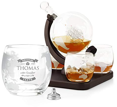 Maverton Whisky Karaffe mit Gravur, Globus mit Schiff, 850 ml + 4 Gläser | 4Er Whiskygläser Set, Weihnachtsgeschenke, Whisky Dekanter, Personalisiert, echter Genießer