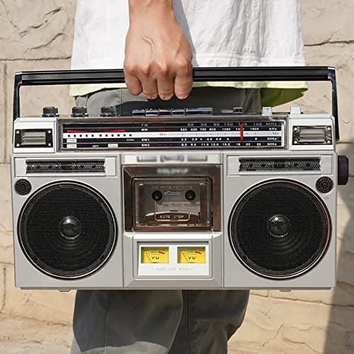 Kassetten-Boombox mit AM/FM-Radio und integrierten Stereo-Lautsprechern, umfangreiche Bluetooth-Kompatibilität für schnelles Pairing von Geräten